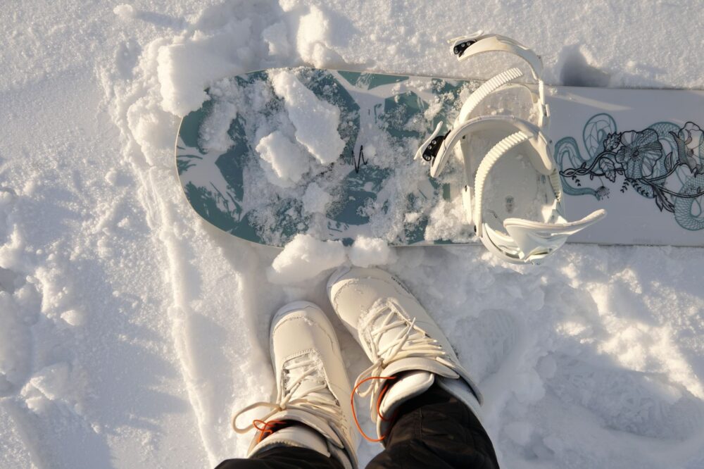 スノーボードブーツを雪上に置いた写真
