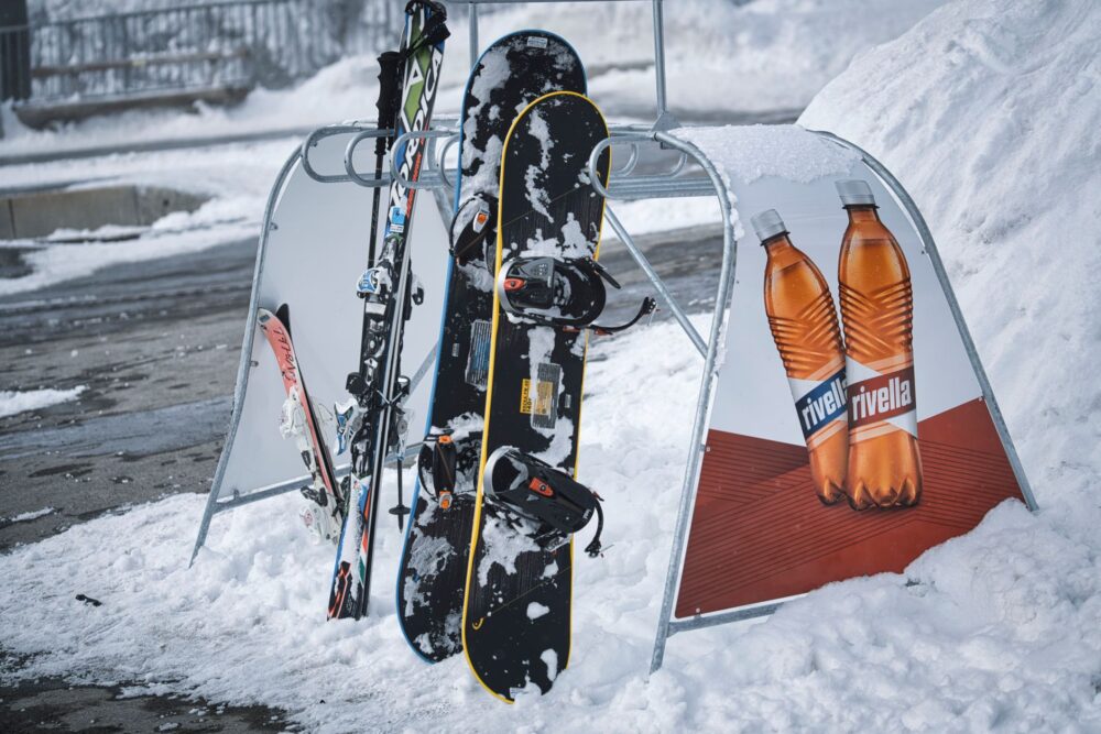 雪の上に置かれたスノーボードのブーツとビンディング