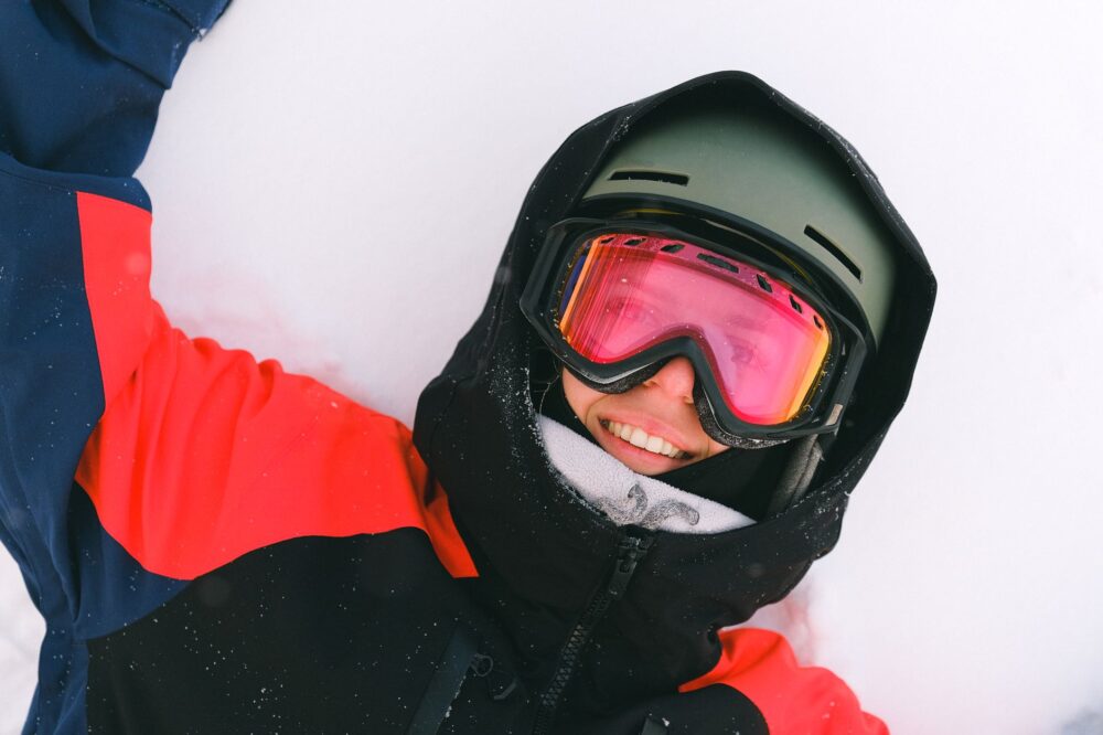 曇り対策で選んだスノーボードゴーグルとヘルメットを雪の上に置いた写真