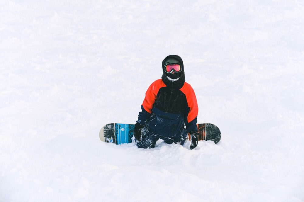 新雪の上に置かれたスノーボードの板
